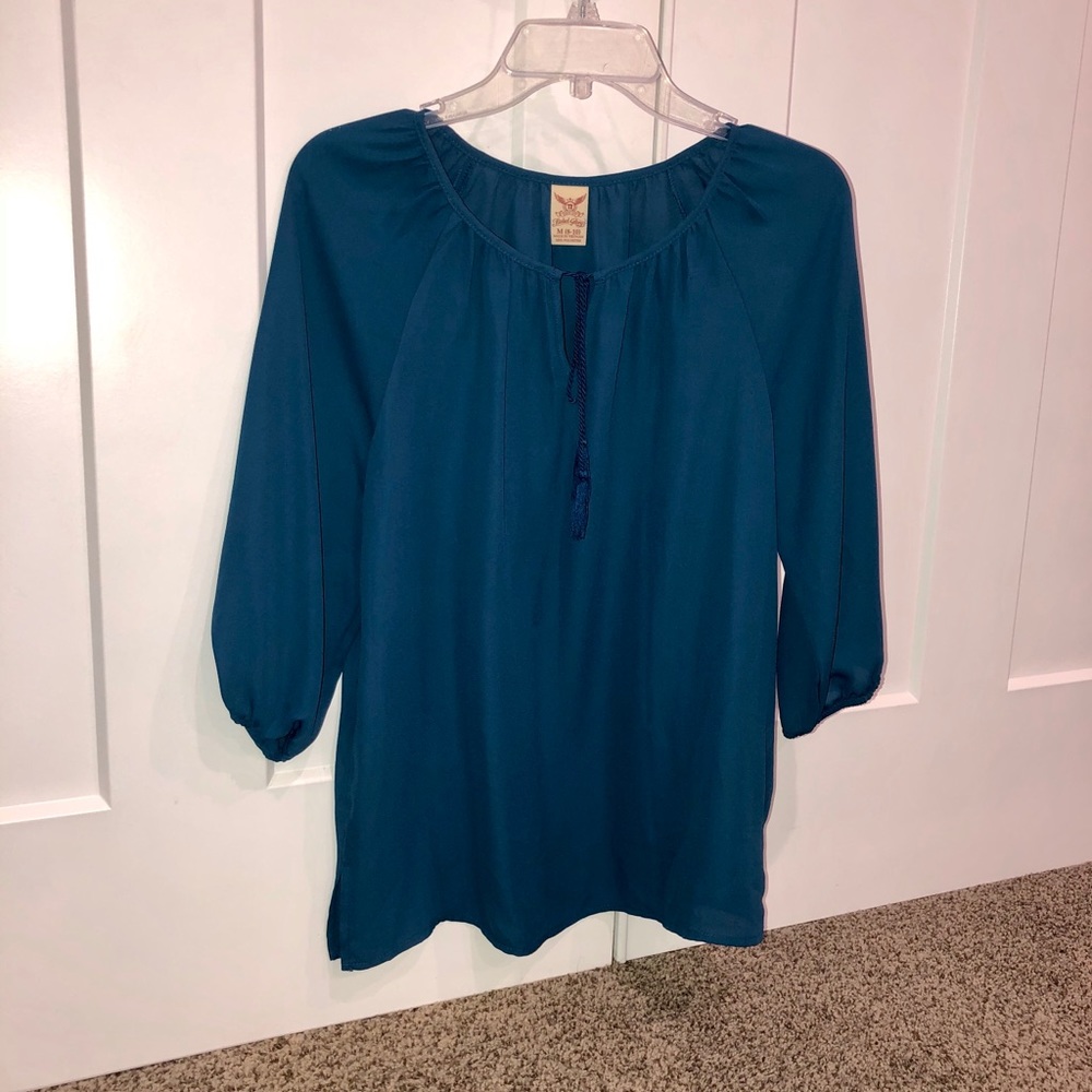 Medium classy top. Lightweight.